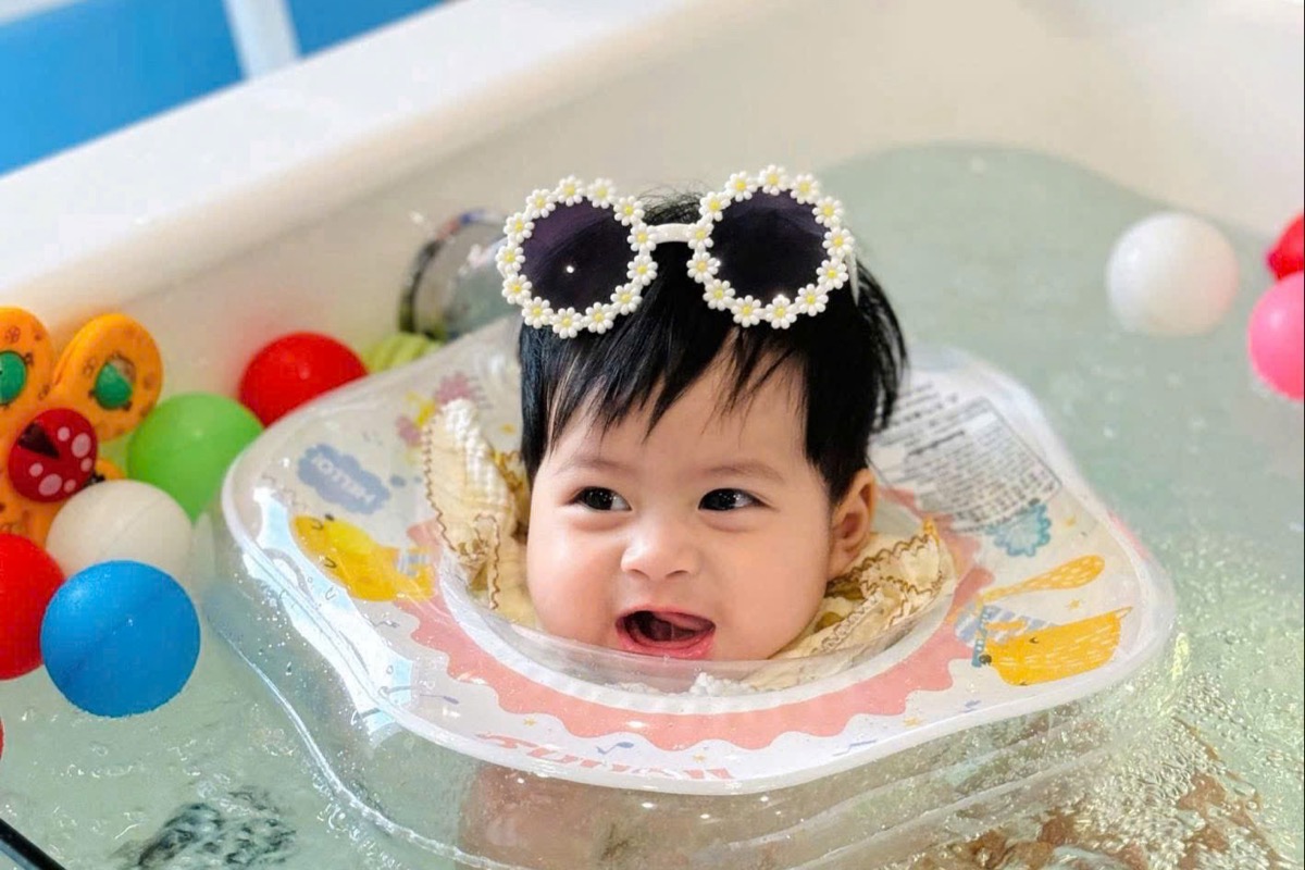 An toàn khi bé bơi float: phao cổ đúng cỡ, nước ấm, giám sát 1 kèm 1