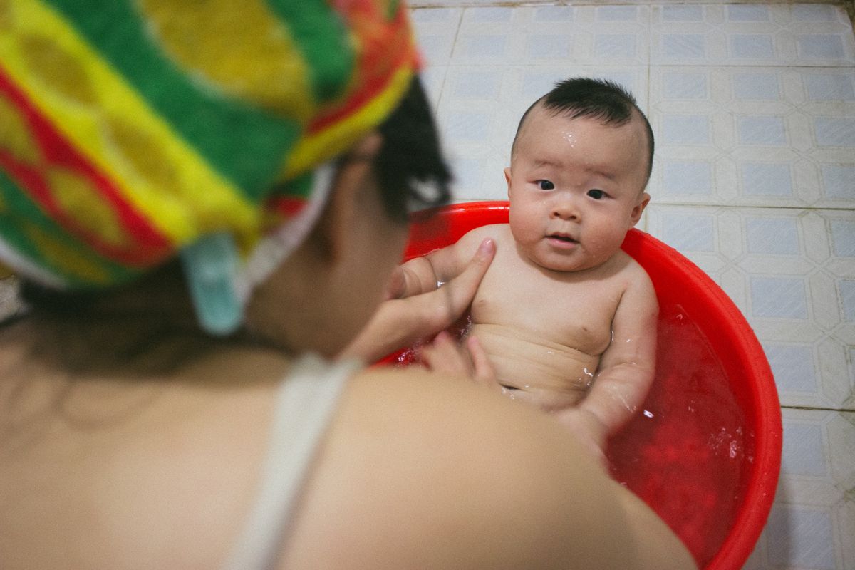 Bao lâu nên tắm cho bé một lần? Tần suất theo tháng tuổi và theo mùa