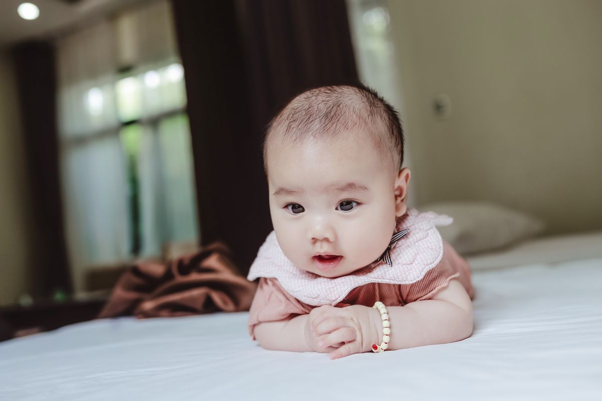 Bé bị bẹp đầu: cách phòng ngừa và chỉnh tư thế cho trẻ sơ sinh