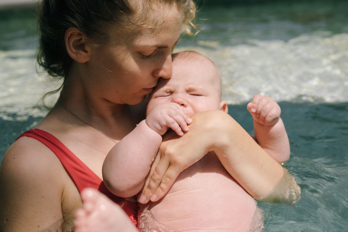 Bé sợ nước: làm sao để bé quen với bơi thủy liệu nhẹ nhàng?
