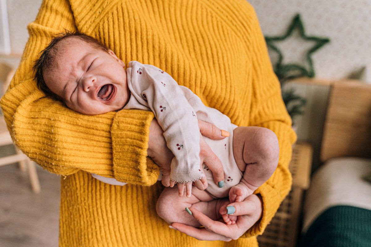 Khóc dạ đề (colic) ở trẻ sơ sinh: quy tắc 3-3-3 và cách dỗ bé