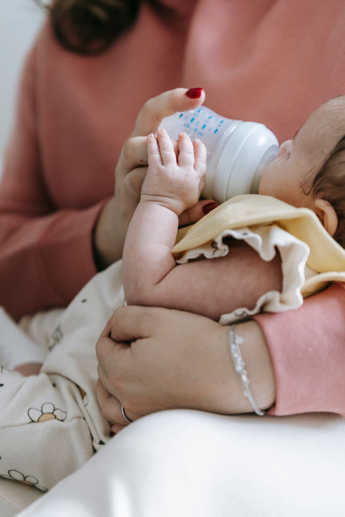 Mẹ cho em bé sơ sinh ăn - khoảnh khắc gần gũi tại nhà
