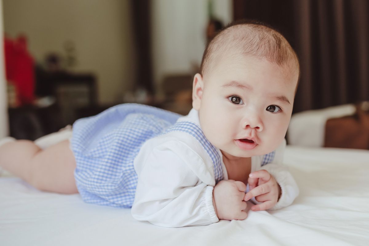 Mặc quần áo cho trẻ sơ sinh đủ ấm: quy tắc +1 lớp, kiểm tra gáy