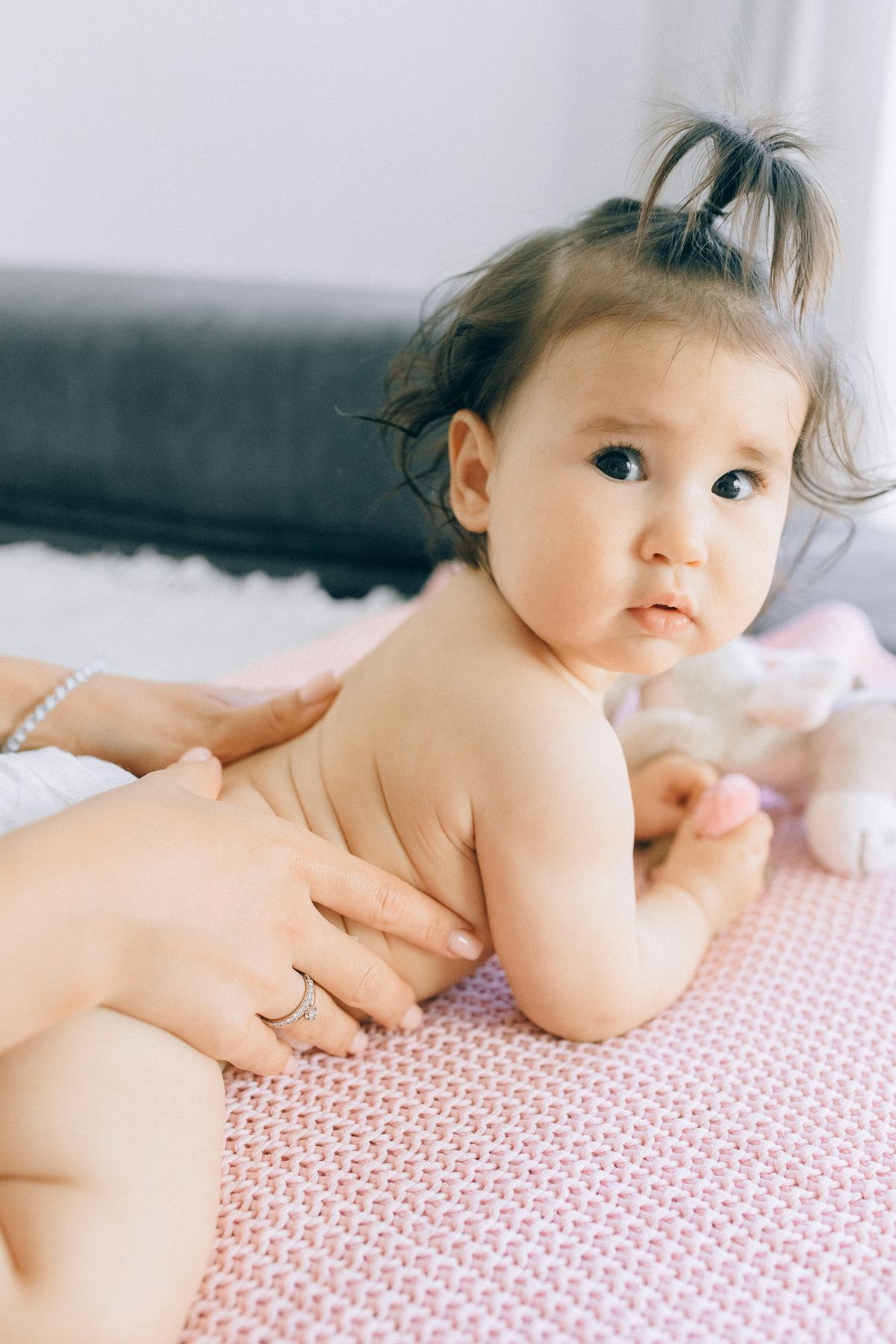 Massage cho bé trước và sau khi tắm: lợi ích, trình tự, động tác cơ bản