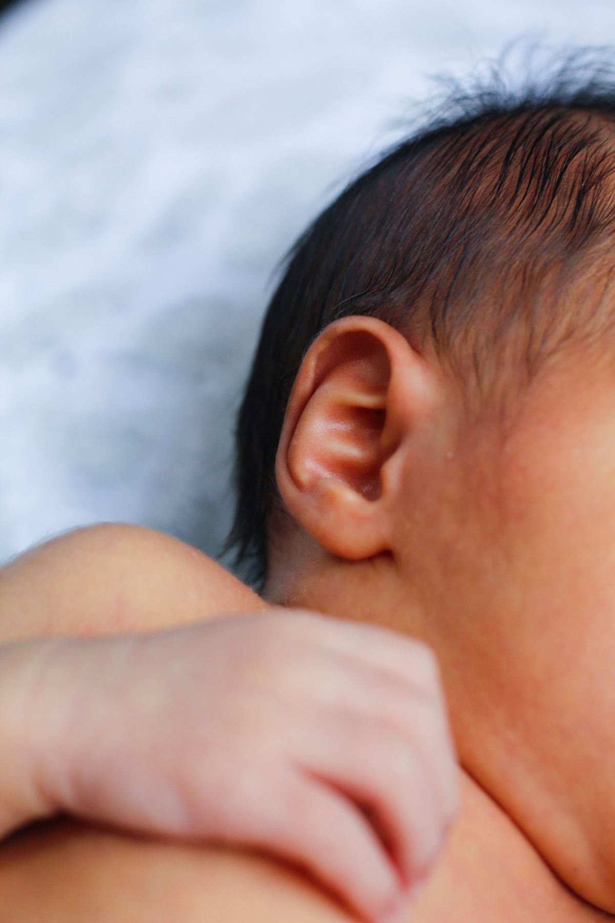 Vệ sinh hằng ngày cho bé: mắt, mũi, tai và cắt móng tay an toàn